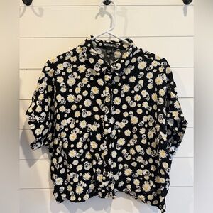 Hot Topic Black Skull & Daisy Cropped Top
